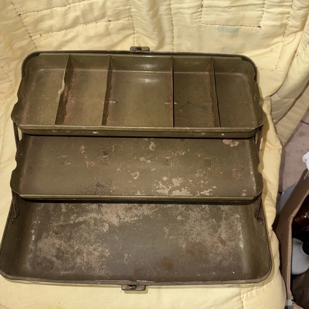 VINTAGE 1940'S STURDIBILT FISHING TACKLE BOX LOCKING WITH KEY ARMY GREEN FULL
